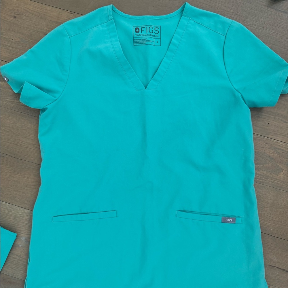 Figs surgical green casma three pocket tops Fitted